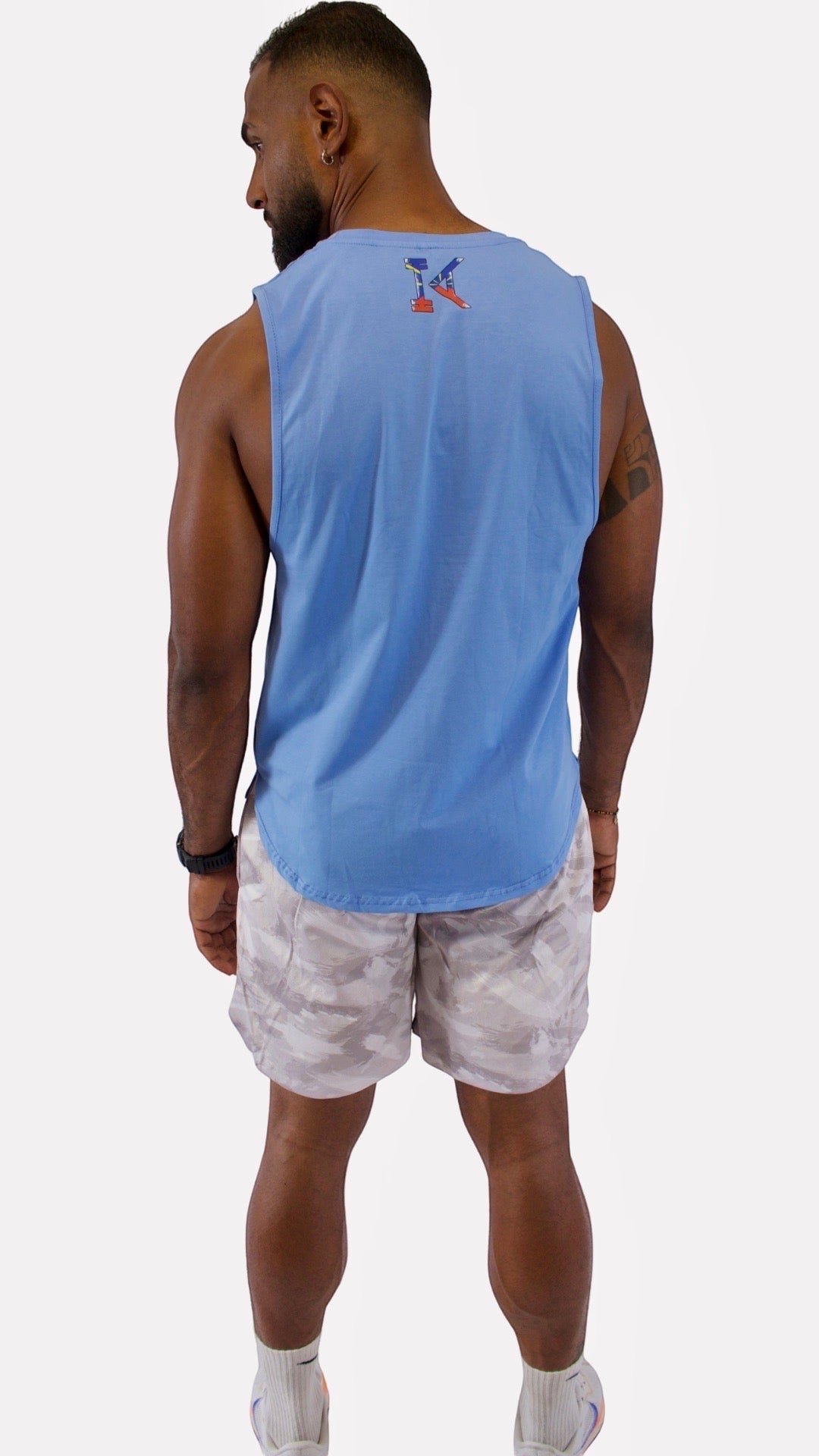 KRÉOL ATHLETIC Débardeur homme bleu ciel coupe en V, tissu léger et respirant, logo 974 dans le dos.
