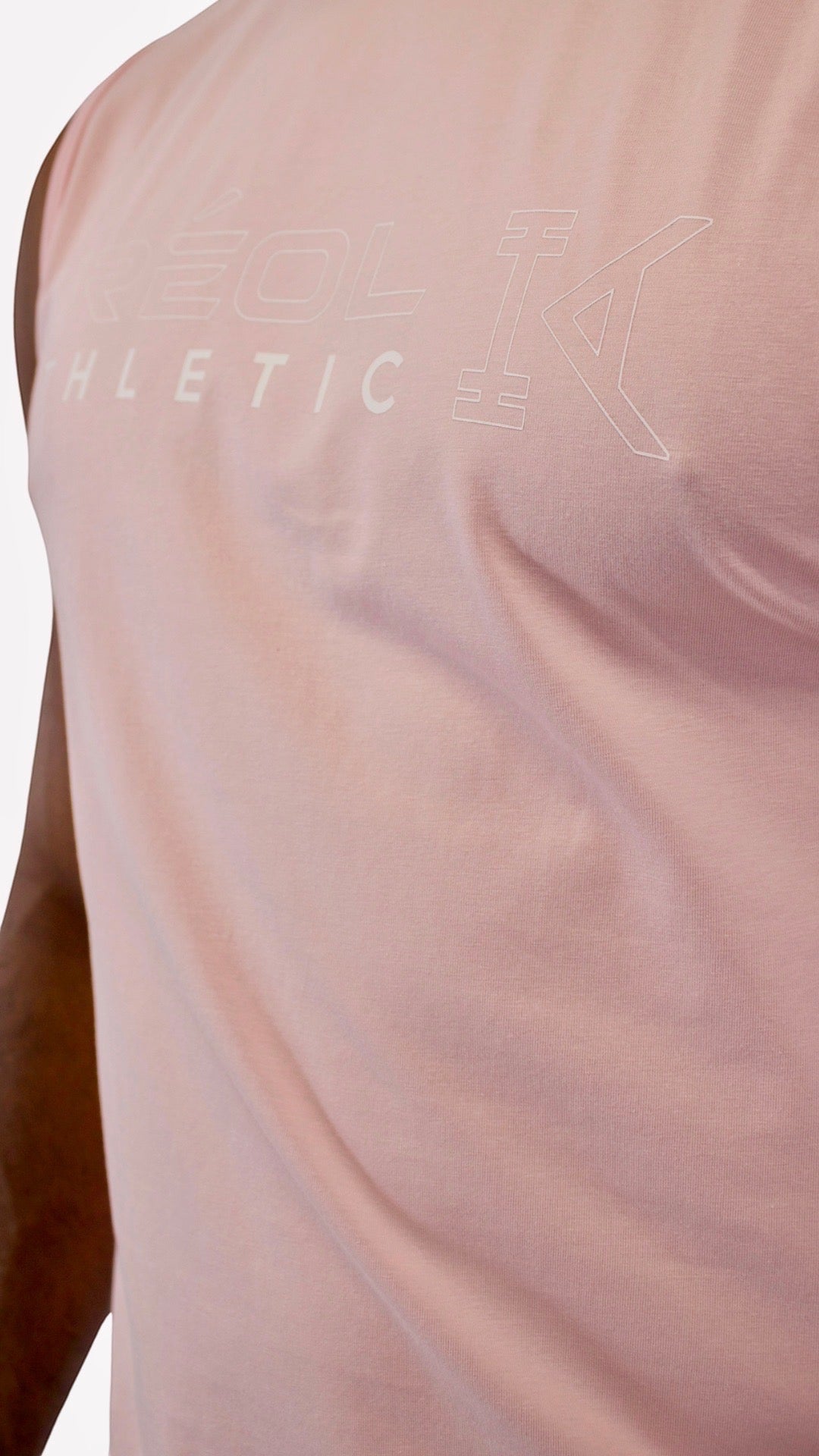 Débardeur homme KRÉOL ATHLETIC rose col V en tissu léger et respirant, coupe droite pour la musculation