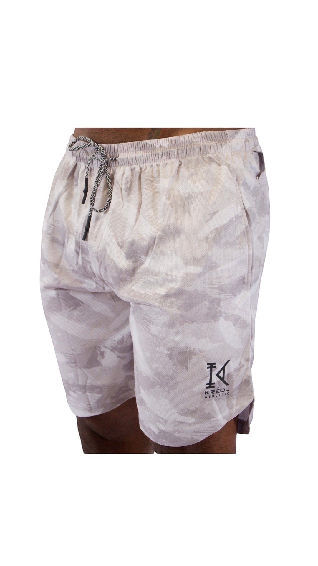 Short de sport Kréol Athletic homme camouflage blanc et gris, coupe droite, cordon de serrage, idéal musculation et entraînement.