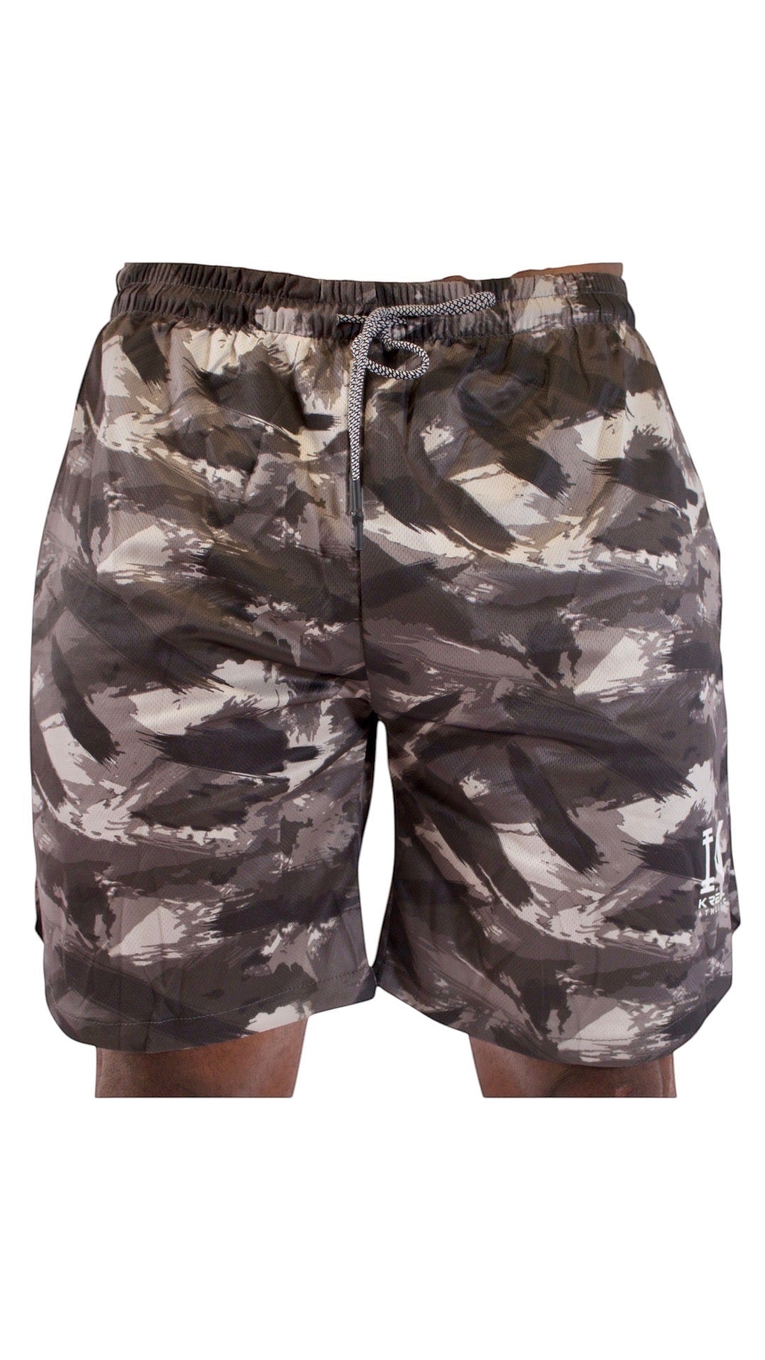 Short de sport Kréol Athletic homme camouflage gris et blanc, coupe droite, tissu technique léger, cordon de serrage.