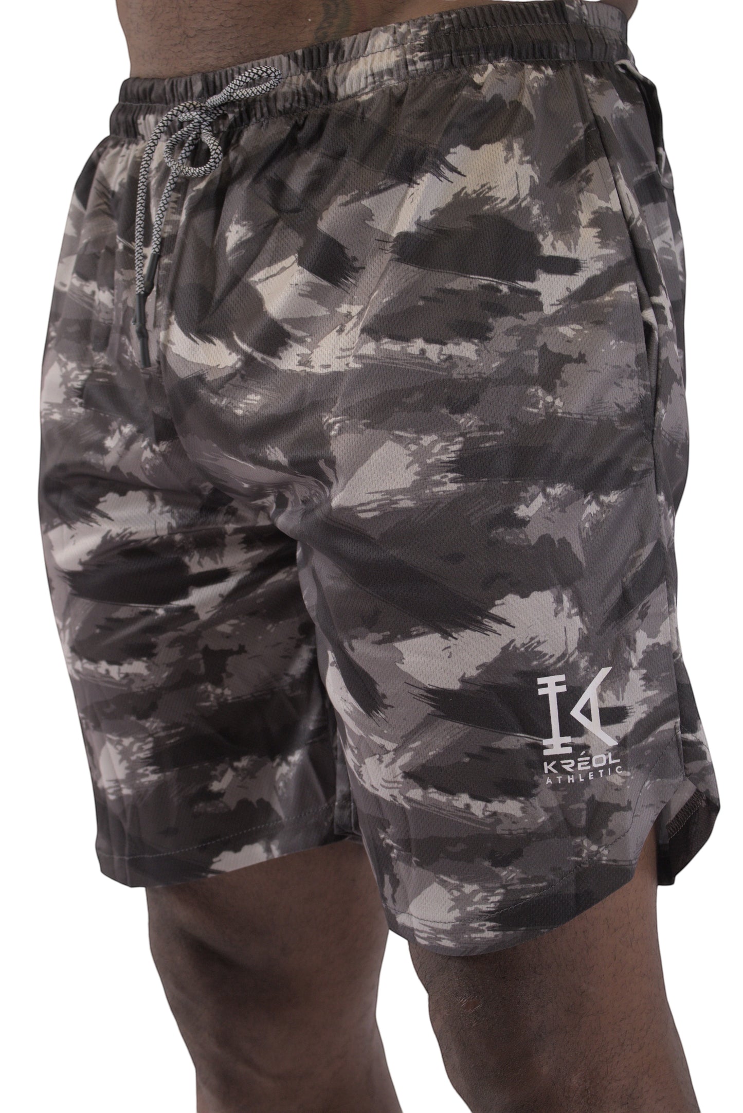 Short de sport homme KRÉOL ATHLETIC camouflage gris et blanc, tissu technique léger, cordon de serrage, idéal musculation et entraînement.