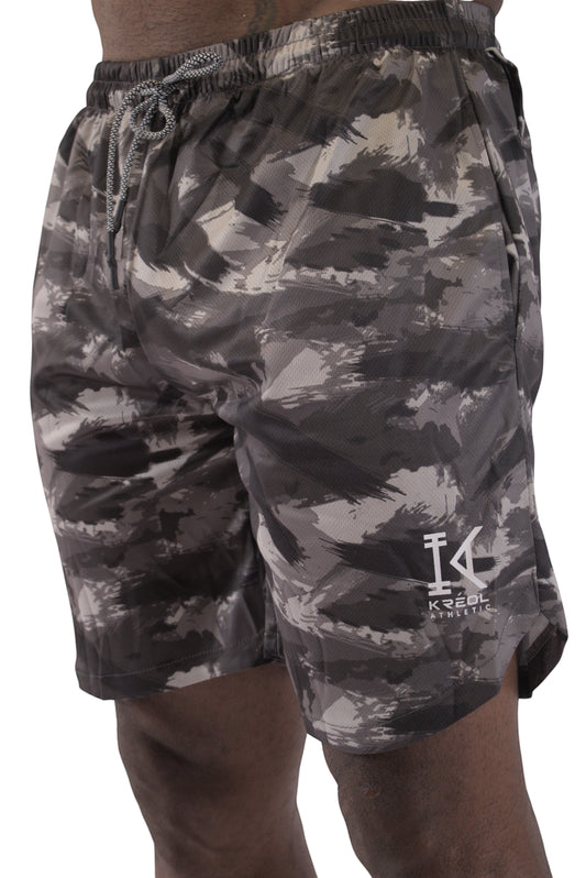 Short de sport homme KRÉOL ATHLETIC camouflage gris et blanc, tissu technique léger, cordon de serrage, idéal musculation et entraînement.