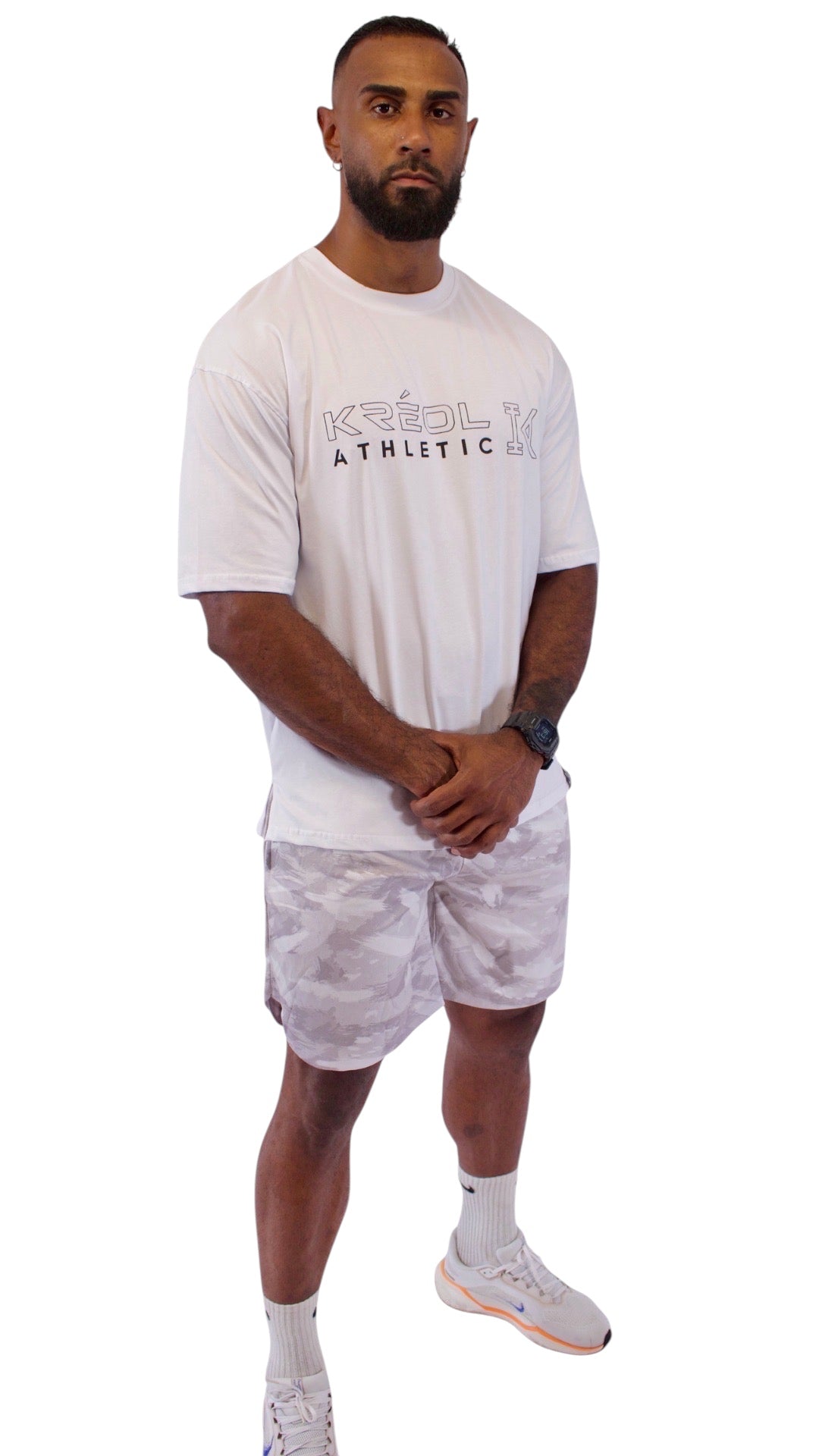 T-shirt blanc oversize Kréol Athletic en coton et spandex, coupe athlétique, logo discret, message imprimé au dos.