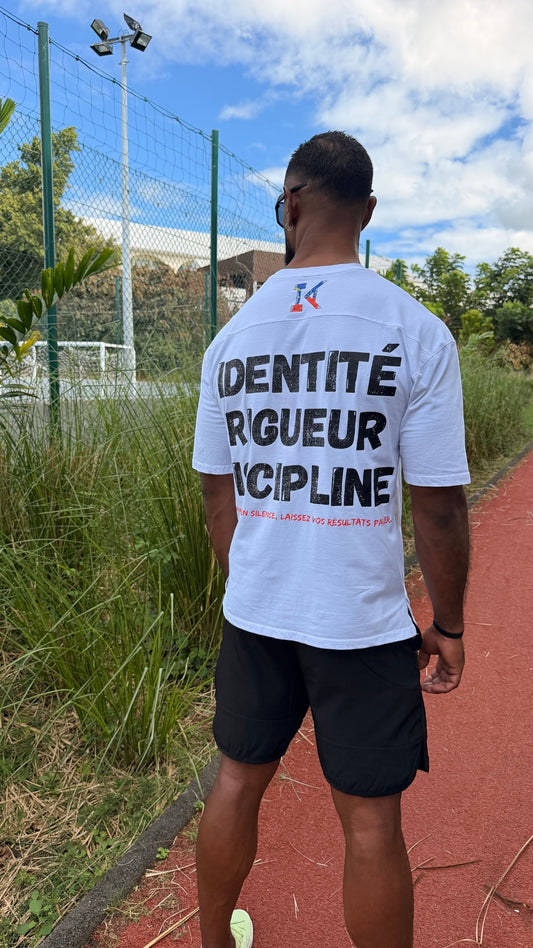 T-shirt blanc oversize KRÉOL ATHLETIC avec texte noir "IDENTITÉ RIGUEUR DISCIPLINE" au dos. Coton/Spandex.