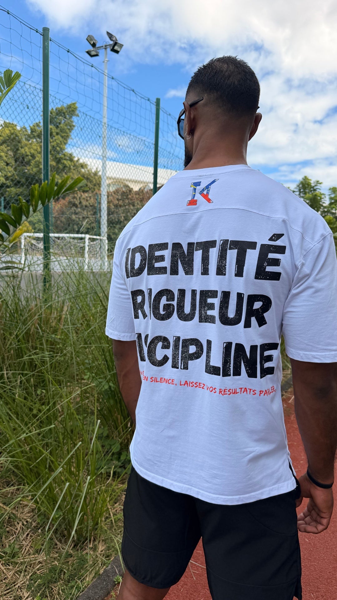 KRÉOL ATHLETIC T-shirt blanc oversize pour homme avec inscription "Identité Rigueur Discipline" au dos et logo Kréol Athletic 974.