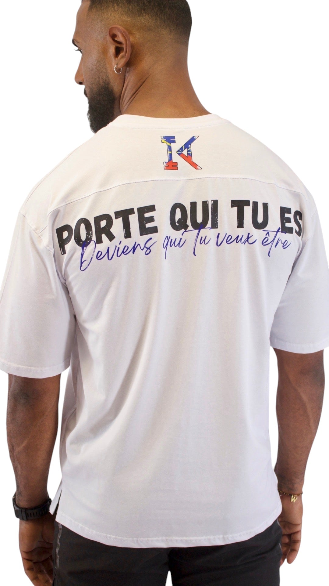 T-shirt blanc oversize KRÉOL ATHLETIC avec message imprimé "Porte qui tu es. Deviens qui tu veux être." au dos.
