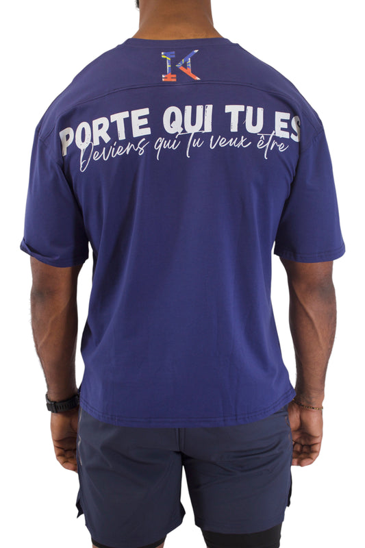 T-shirt bleu marine oversize KRÉOL ATHLETIC avec message "Porte qui tu es" imprimé au dos. Coton et Spandex.